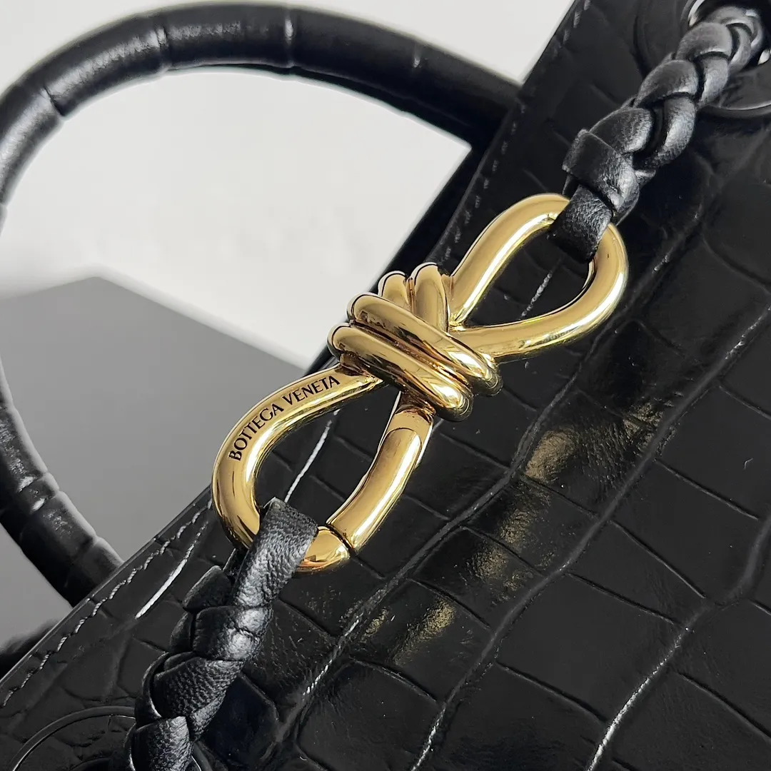Batch 2880 BOTTEGA VENETA new women's crocodile leather ANDIAMO is shipped! ! ! As a classic model of the BV family, each innovation brings different surprises to fans. There are three ways to carry it with different makeup. Crocodile skin is called the gold in leather and is famous for its top luxury and rarity. During use, the luster of the crocodile skin will not fade or fade with time. No matter how long it is used, it will still remain new. And because each crocodile skin is different, the effect of each crocodile leather bag is different. Style number: 777614 Size: 22*9*15.5cm